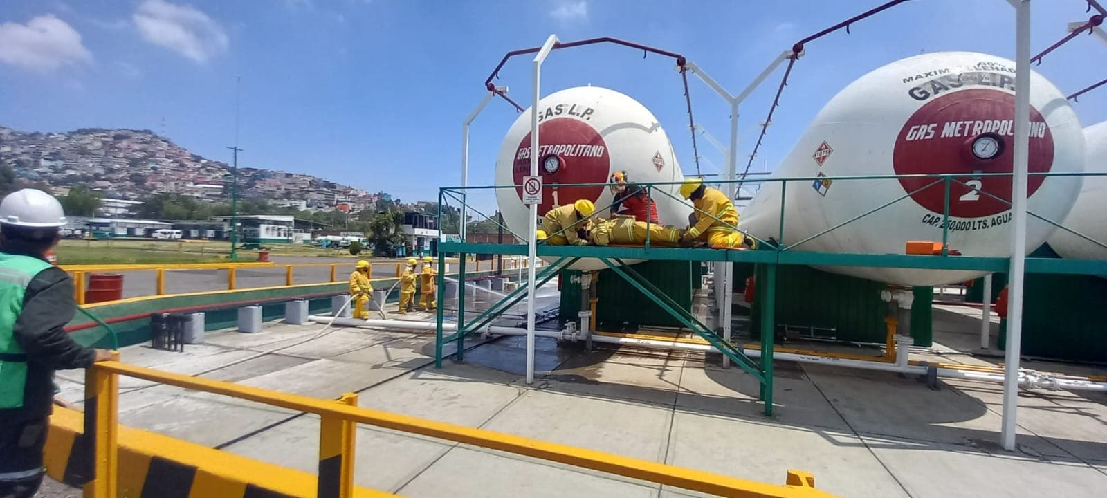Equipo de seguridad industrial en entrenamiento